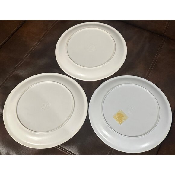 Set of 3 Gibson Christmas Santa Holding Coca-Cola Collectible Decorative Plates - Picture 2 of 12